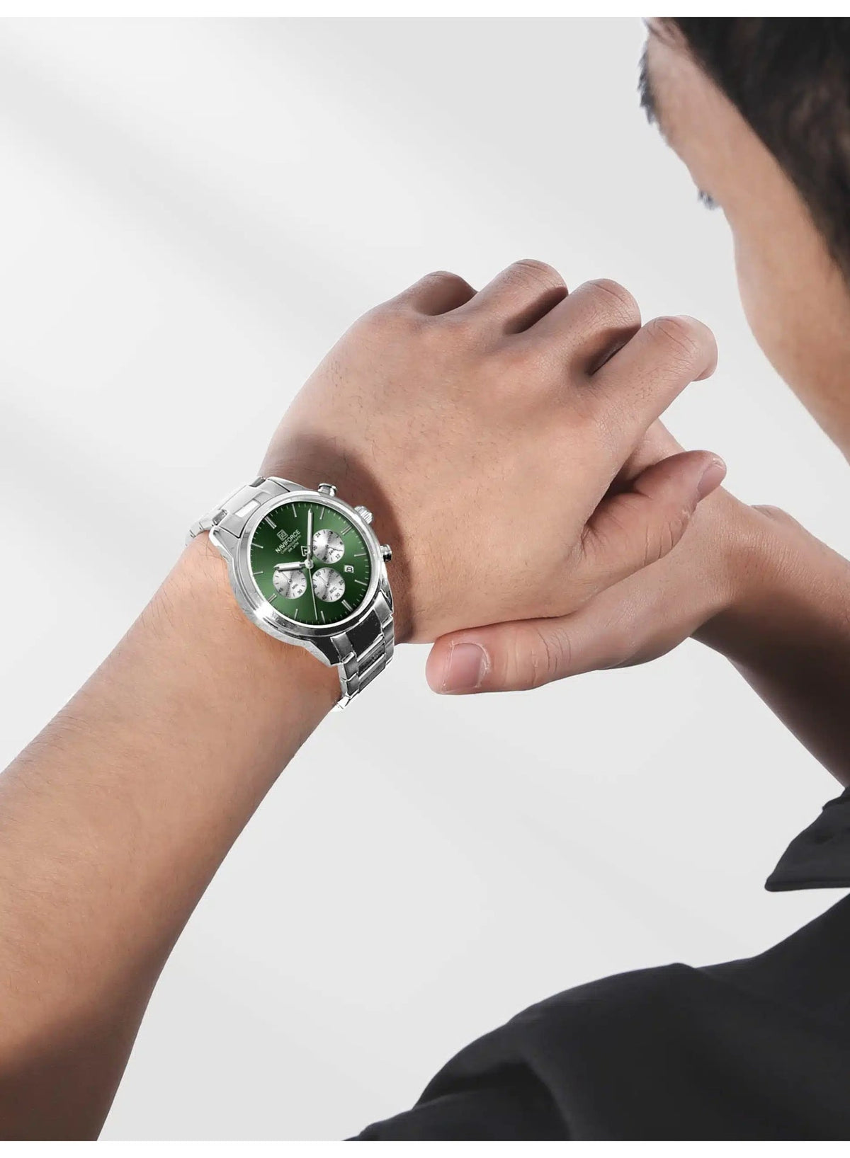 Naviforce NF-8076 Men’s Chronograph Watch – Green Dial with Silver Stainless Steel Strap – 42mm, Date, 3ATM Waterproof