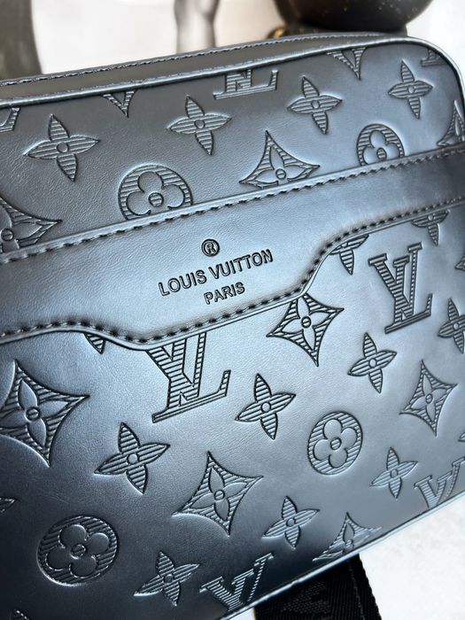 Louis Vuitton Unisex Crossbody Bag – Modern & Practical #115