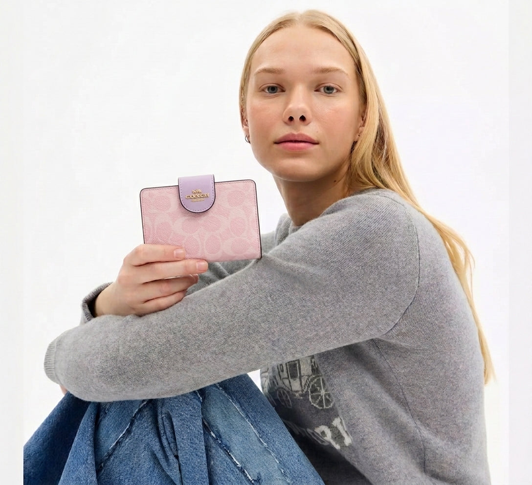 Medium Corner Zip Wallet in Signature Canvas Light pink/pink#0022