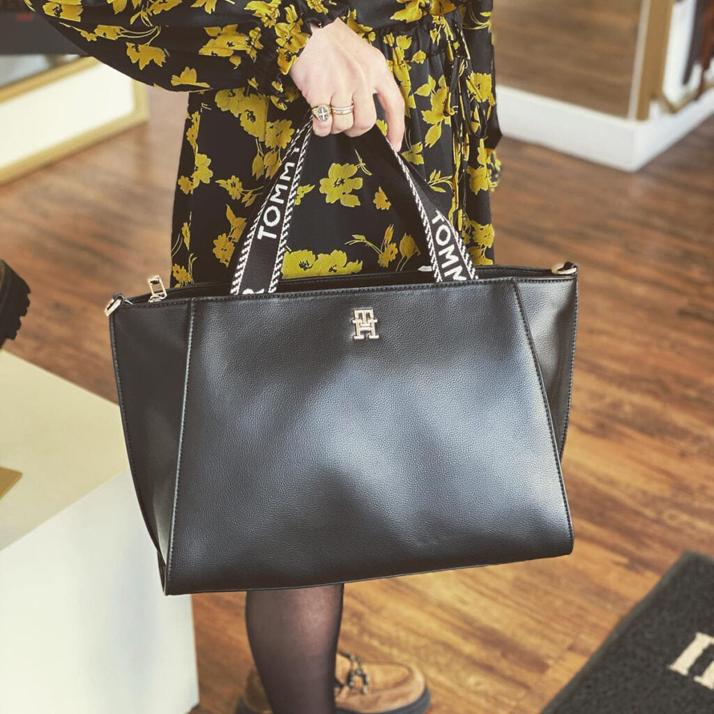 Tommy Hilfiger Women’s Handbag AW0AW14469 BDS – Black Leather Elegant Everyday Tote Bag#64